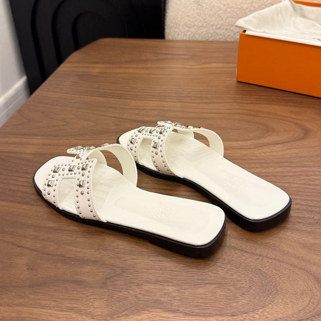 HM 26S ORAN STUDDED SANDALS IN WHITE CALFSKIN