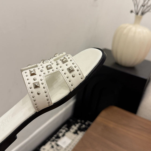 HM 26S ORAN STUDDED SANDALS IN WHITE CALFSKIN