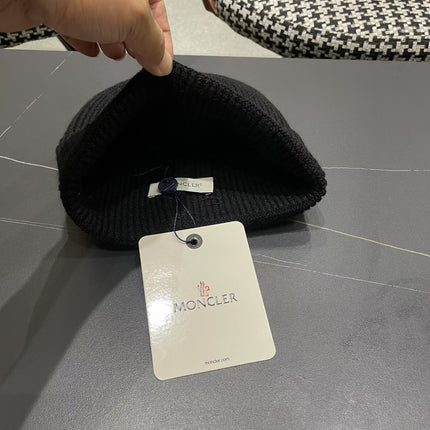MONCLER BEANIE HAT IN BLACK WOOL 952646