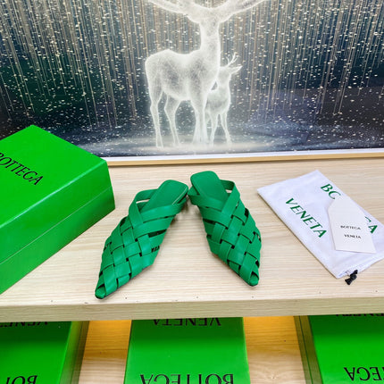 ALFIE LEATHER FLAT MULES IN EMERALD GREEN PATENT CALFSKIN WITH WOVEN DESIGN