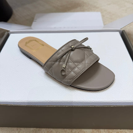 DIOR 26S DWAY CANNAGE SLIDE IN MUSHROOM GREY LAMBSKIN
