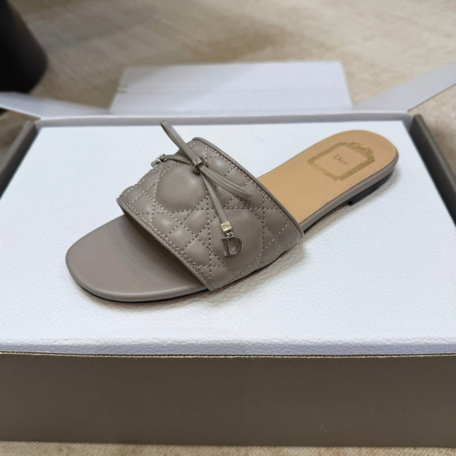 DIOR 26S DWAY CANNAGE SLIDE IN MUSHROOM GREY LAMBSKIN