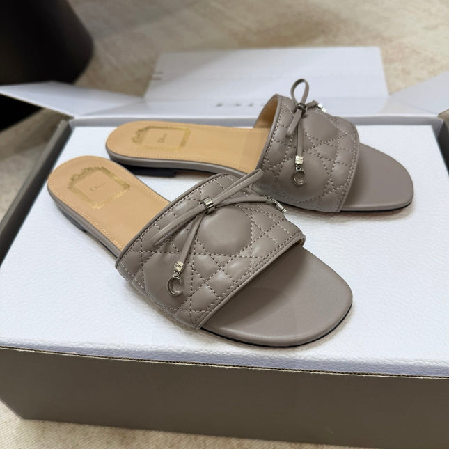 DIOR 26S DWAY CANNAGE SLIDE IN MUSHROOM GREY LAMBSKIN
