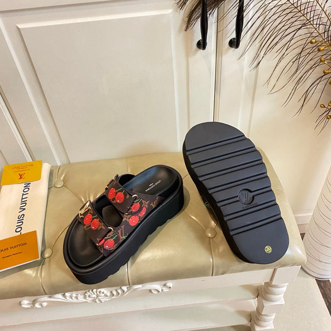 LV 26S WEDGE SLIDES 45 MM IN DARK BROWN MONOGRAM COATED CANVAS WITH CHERRY PRINT