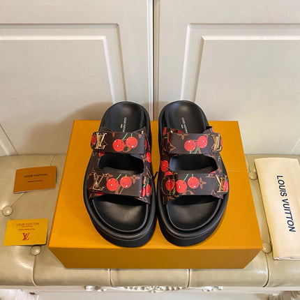 LV 26S WEDGE SLIDES 45 MM IN DARK BROWN MONOGRAM COATED CANVAS WITH CHERRY PRINT