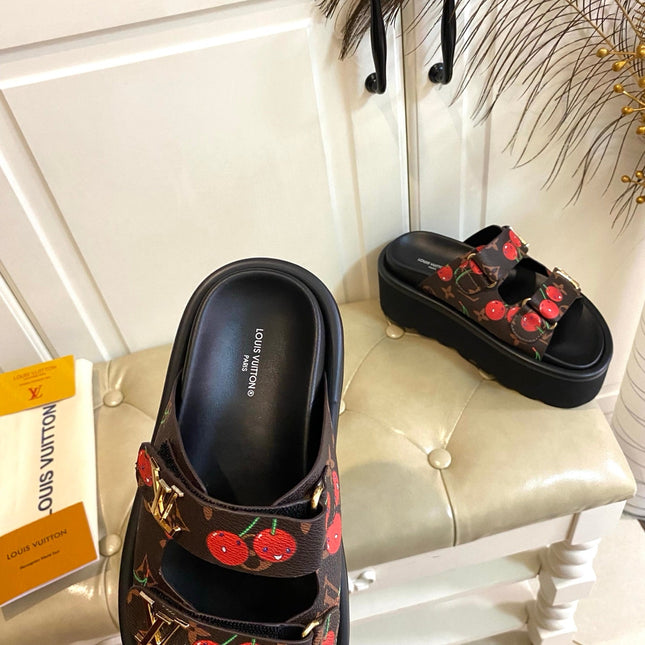 LV 26S WEDGE SLIDES 45 MM IN DARK BROWN MONOGRAM COATED CANVAS WITH CHERRY PRINT