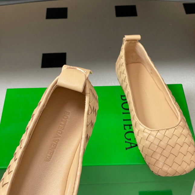 BOTTEGA VENETA 26S BALLET FLATS IN BEIGE WOVEN LAMBSKIN