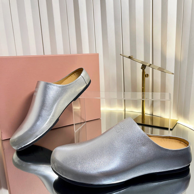 MIUMIU 26S CLOG MULES IN SILVER CALFSKIN