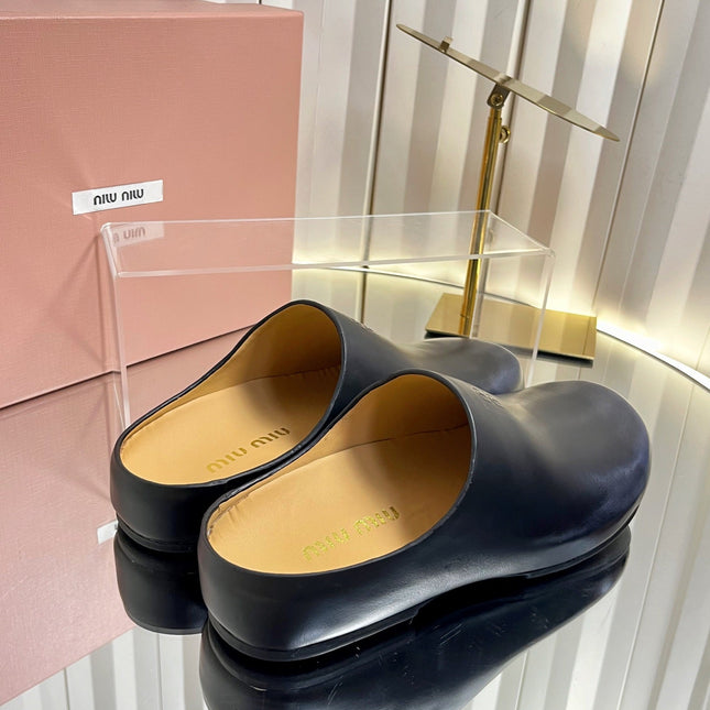 MIUMIU 26S CLOG MULES IN BLACK CALFSKIN
