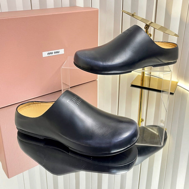 MIUMIU 26S CLOG MULES IN BLACK CALFSKIN