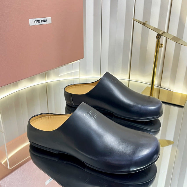 MIUMIU 26S CLOG MULES IN BLACK CALFSKIN