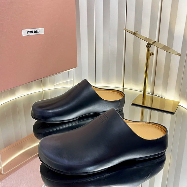 MIUMIU 26S CLOG MULES IN BLACK CALFSKIN