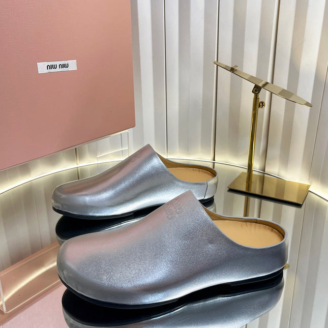 MIUMIU 26S CLOG MULES IN SILVER CALFSKIN