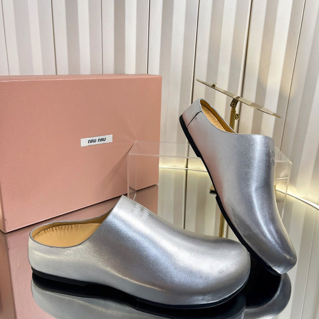 MIUMIU 26S CLOG MULES IN SILVER CALFSKIN
