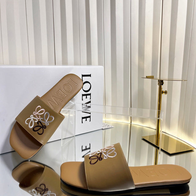 LOEWE 26S LOGO-EMBROIDERED SANDALS IN CAMEL BROWN CALFSKIN