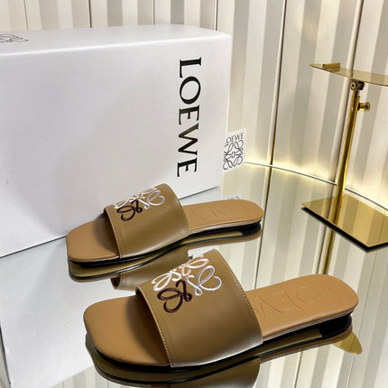 LOEWE 26S LOGO-EMBROIDERED SANDALS IN CAMEL BROWN CALFSKIN