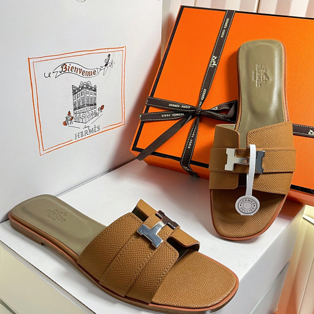 HM 26S ORAN SANDALS IN CARAMEL BROWN EPSOM CALFSKIN SILVER HARDWARE
