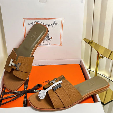 HM 26S ORAN SANDALS IN CARAMEL BROWN EPSOM CALFSKIN SILVER HARDWARE
