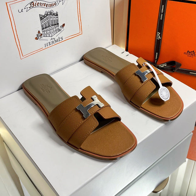 HM 26S ORAN SANDALS IN CARAMEL BROWN EPSOM CALFSKIN SILVER HARDWARE