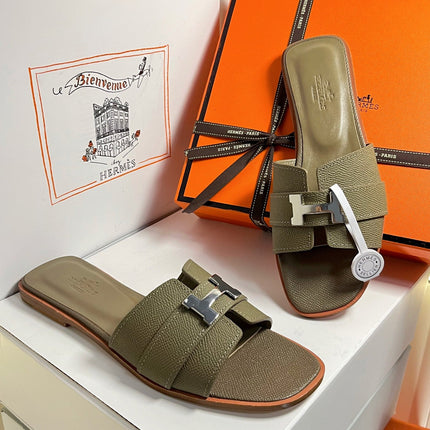 HM 26S ORAN SANDALS IN OLIVE BROWN EPSOM CALFSKIN SILVER HARDWARE