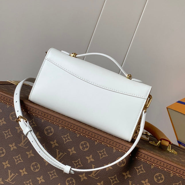 WALLET ON CHAIN CAPUCINES 23 IN WHITE SMOOTH CALFSKIN GOLD HARDWARE