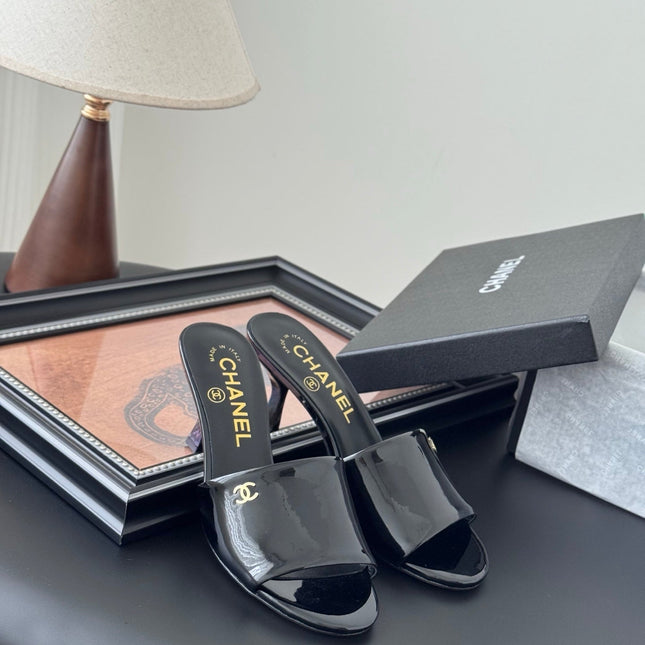HIGH HEELS IN BLACK GLOSSY LEATHER