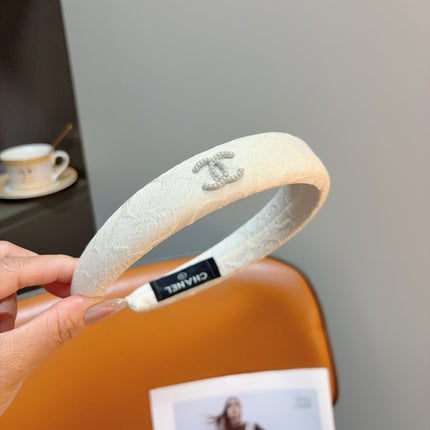 CHANEL 26S HEADBAND IN WHITE SILK 505272
