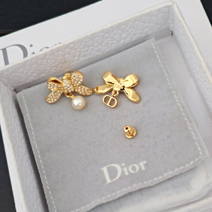 CD 26S CRYSTAL BOW PEARL DROP EARRINGS IN GOLD TONE METAL 644377