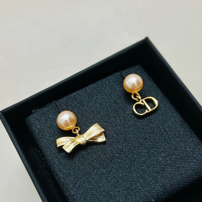 CD 26S PEARL BOW MISMATCH DROP EARRINGS IN GOLD TONE METAL 646611