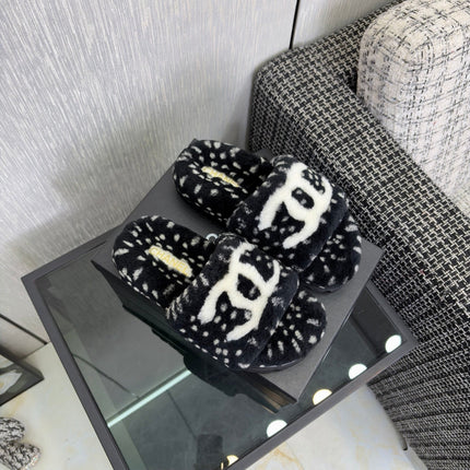 CHANEL 26S PLATFORM SLIDE SANDALS IN BLACK SHEARLING AND WHITE LOGO GG DALMATIAN PRINT