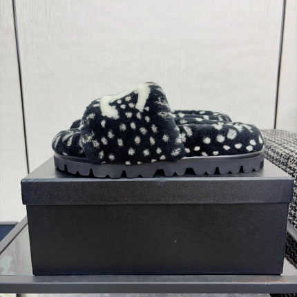 CHANEL 26S PLATFORM SLIDE SANDALS IN BLACK SHEARLING AND WHITE LOGO GG DALMATIAN PRINT