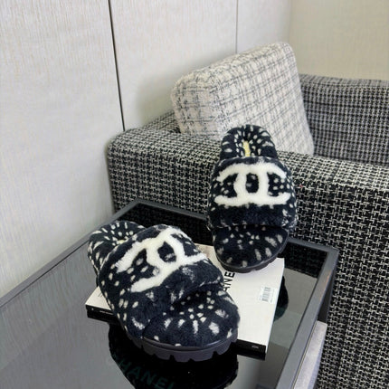 CHANEL 26S PLATFORM SLIDE SANDALS IN BLACK SHEARLING AND WHITE LOGO GG DALMATIAN PRINT