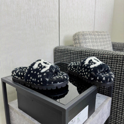 CHANEL 26S PLATFORM SLIDE SANDALS IN BLACK SHEARLING AND WHITE LOGO GG DALMATIAN PRINT