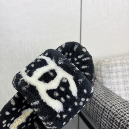 CHANEL 26S PLATFORM SLIDE SANDALS IN BLACK SHEARLING AND WHITE LOGO GG DALMATIAN PRINT