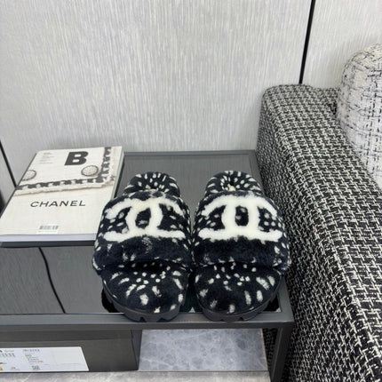 CHANEL 26S PLATFORM SLIDE SANDALS IN BLACK SHEARLING AND WHITE LOGO GG DALMATIAN PRINT