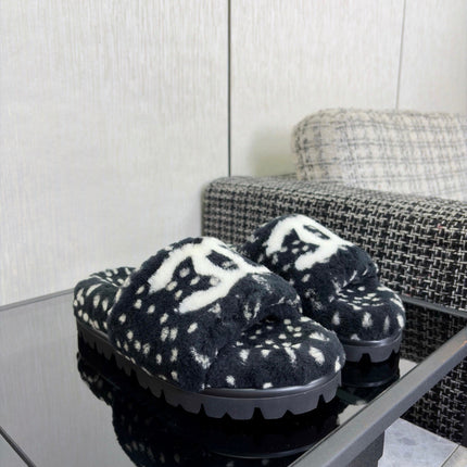 CHANEL 26S PLATFORM SLIDE SANDALS IN BLACK SHEARLING AND WHITE LOGO GG DALMATIAN PRINT