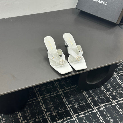 CHANEL 26S HIGH-HEEL THONG SANDALS IN WHITE LAMBSKIN WITH FLOWER DETAIL