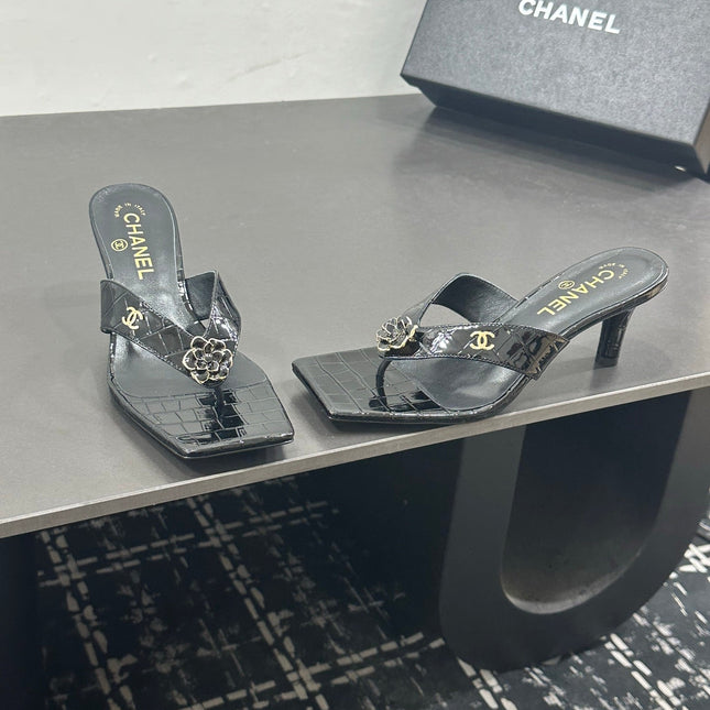 CHANEL 26S HIGH-HEEL THONG SANDALS IN BLACK PATENT CROCODILE-EMBOSSED