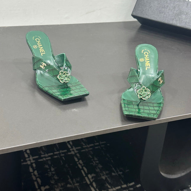 CHANEL 26S HIGH-HEEL THONG SANDALS IN GREEN PATENT CROCODILE-EMBOSSED