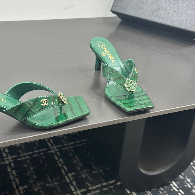 CHANEL 26S HIGH-HEEL THONG SANDALS IN GREEN PATENT CROCODILE-EMBOSSED