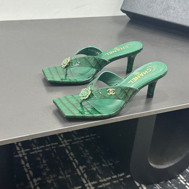 CHANEL 26S HIGH-HEEL THONG SANDALS IN GREEN PATENT CROCODILE-EMBOSSED