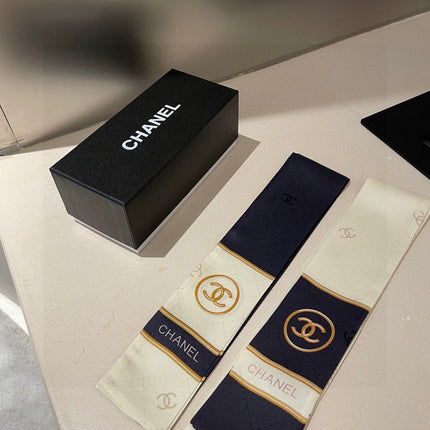 CHANEL 26S TWILLY SCARF IN SILK 424005