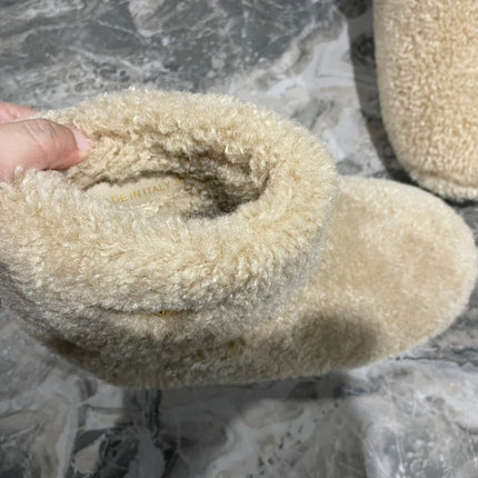 PRADA 26S ANKLE BOOTS IN BEIGE FUR