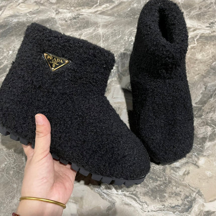 PRADA 26S ANKLE BOOTS IN BLACK FUR