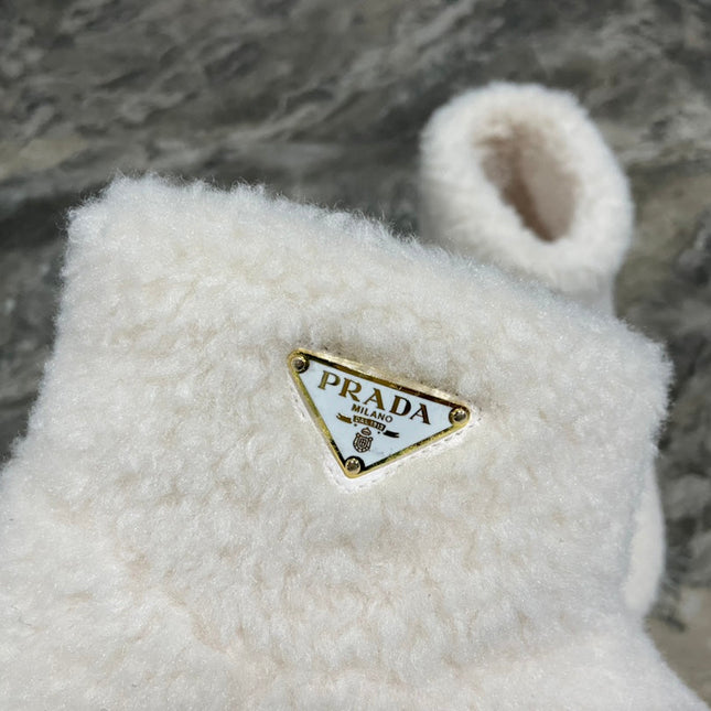 PRADA 26S ANKLE BOOTS IN WHITE FUR