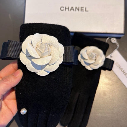 GLOVES IN BLACK WOOL WITH WHITE FLOWER 456326