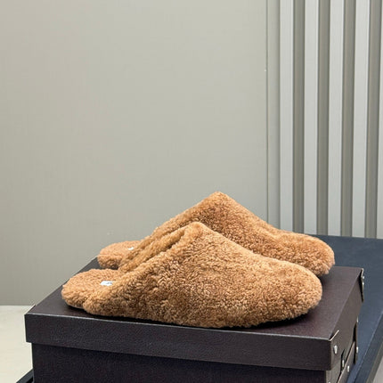 ALAIA 25S SHEARLING COZY SLIPPERS IN CARAMEL