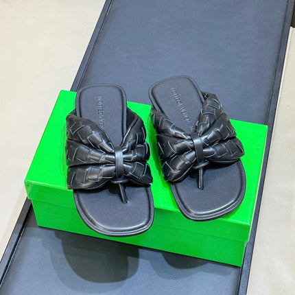 BOTTEGA VENETA 26S THONG SANDALS IN BLACK LAMBSKIN