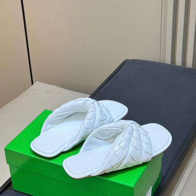 BOTTEGA VENETA 26S THONG SANDALS IN WHITE LAMBSKIN