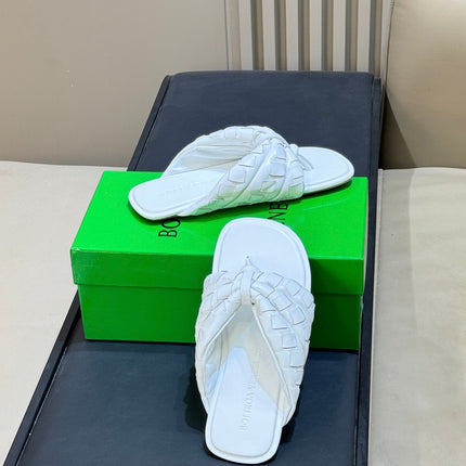 BOTTEGA VENETA 26S THONG SANDALS IN WHITE LAMBSKIN